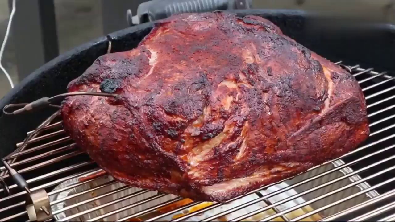 美国人烹饪的烤肉,外表已经烤焦了,戴上手套撕开看看有食欲吗