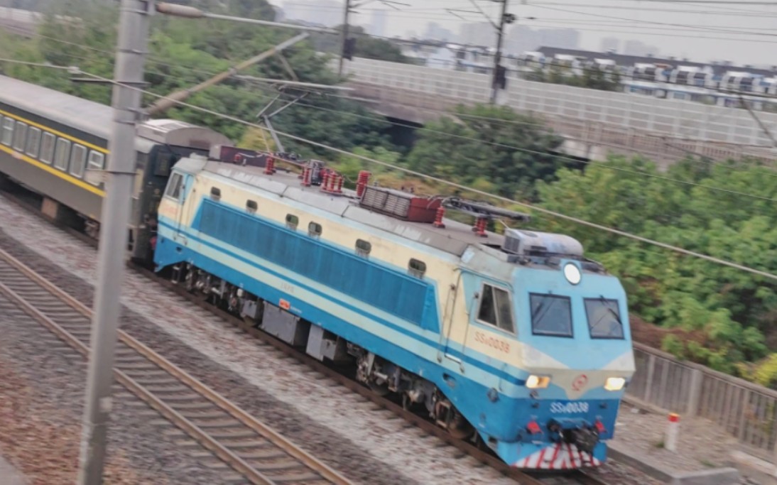 京滬線,上局滬段ss8 0038牽引k807次列車通過觀景新村!