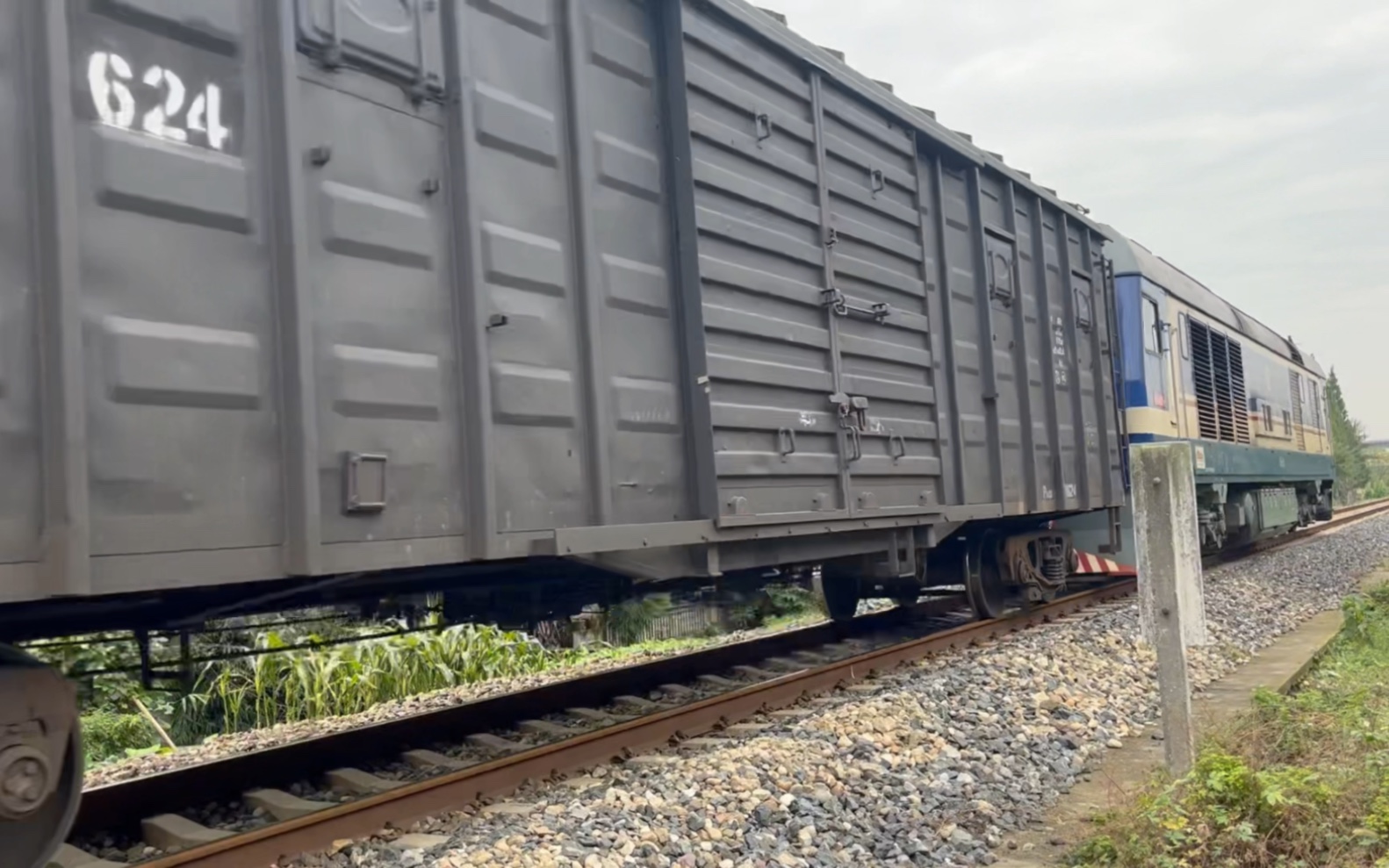 【广岳线】成局成段df8b 5154牵引11节棚车经广岳线去广汉站方向