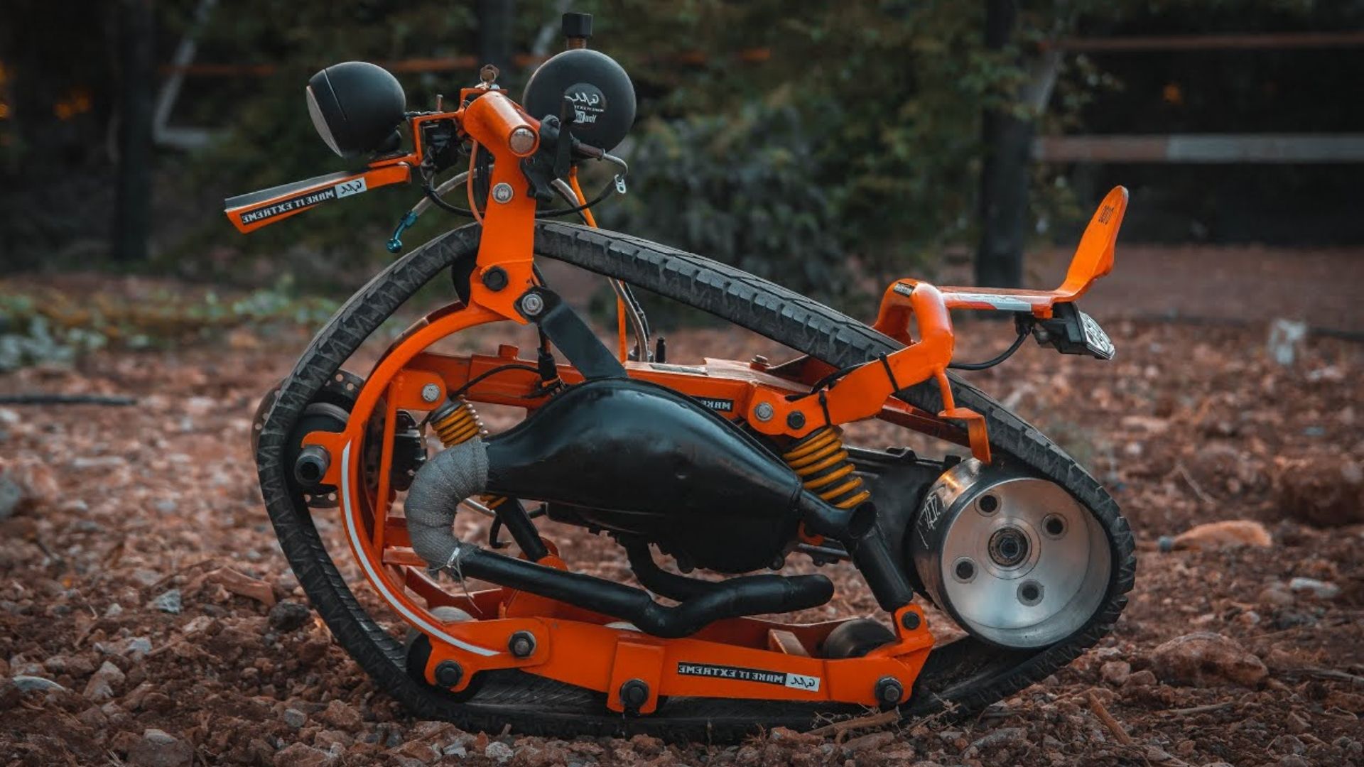 国外小哥自制摩托车!过程采用纯手工打造,没想到启动画面太震撼