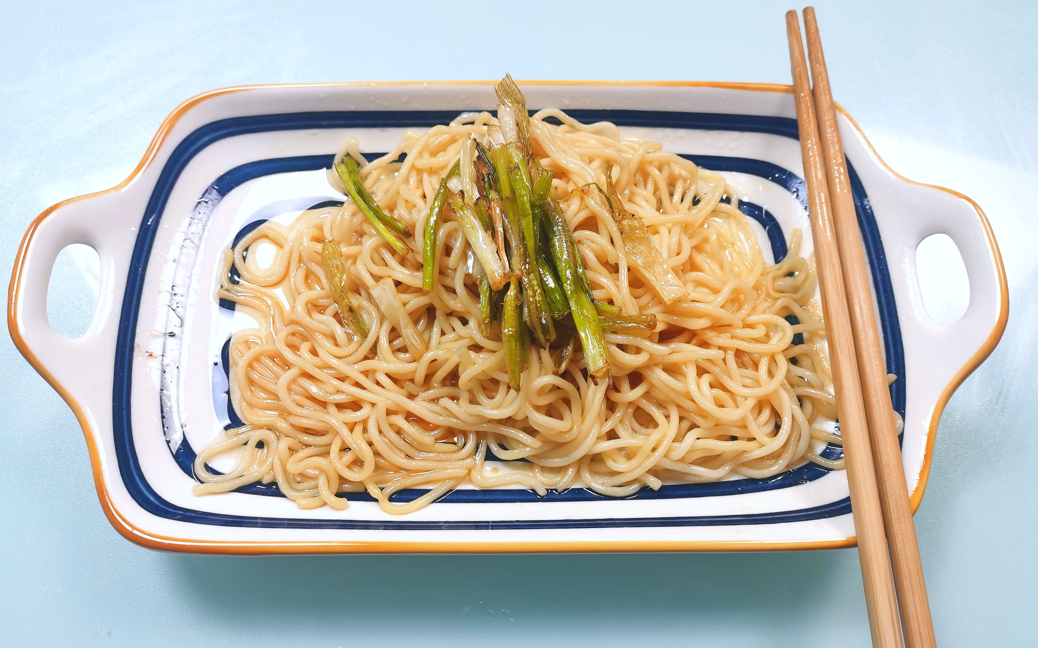 小伙自制葱油拌面,太香了,简单好吃