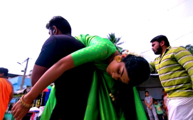 印度美女被迷晕,歹徒扛着她就跑