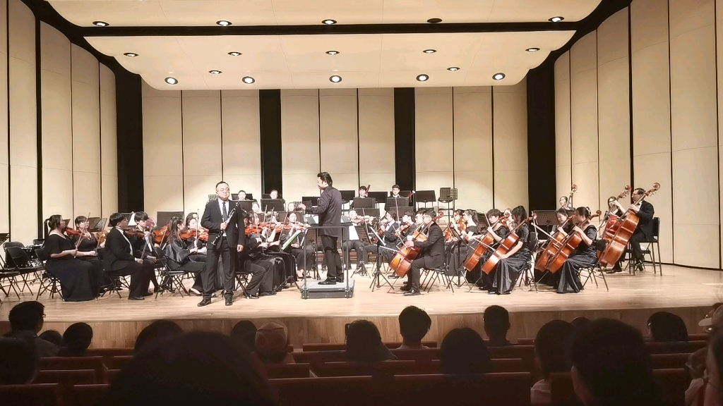 [图]山东大学古典之声音乐会莫扎特A大调单簧管协奏曲第一乐章
