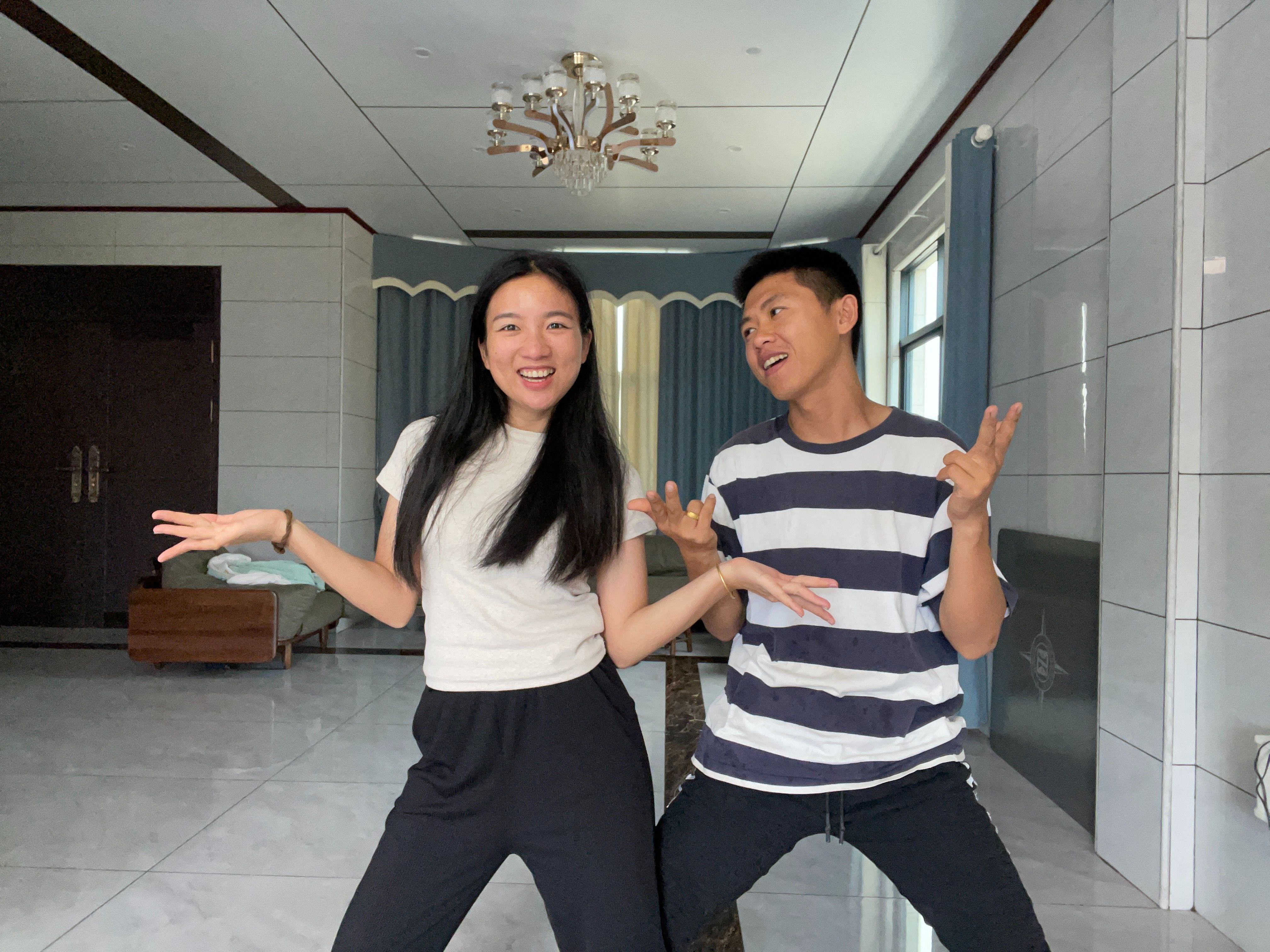 阿旺小两口真有情调,一边跳舞一边撒狗粮,小姑和二嫂看不下去了