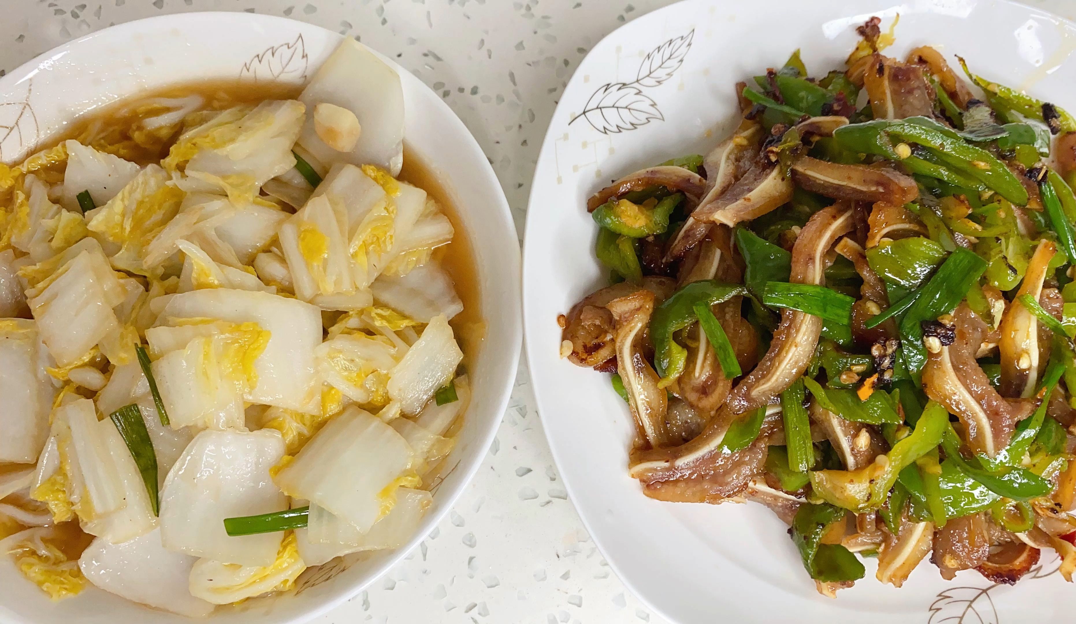 今日美食青椒猪耳和醋溜娃娃菜,这天气进厨房做饭的都是真爱!