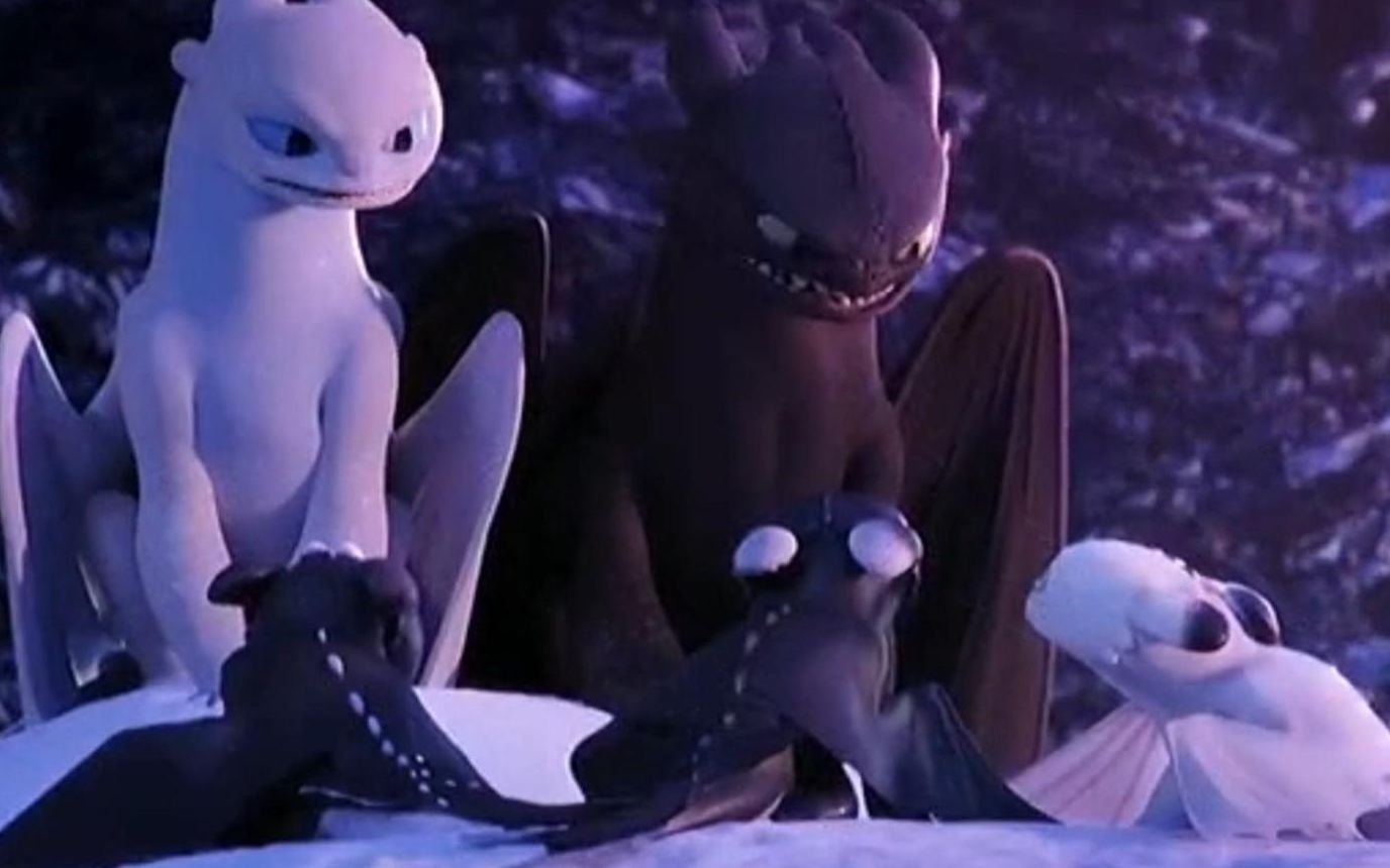 五年后生下了三个龙崽的无牙仔带着全家回去看望主人!