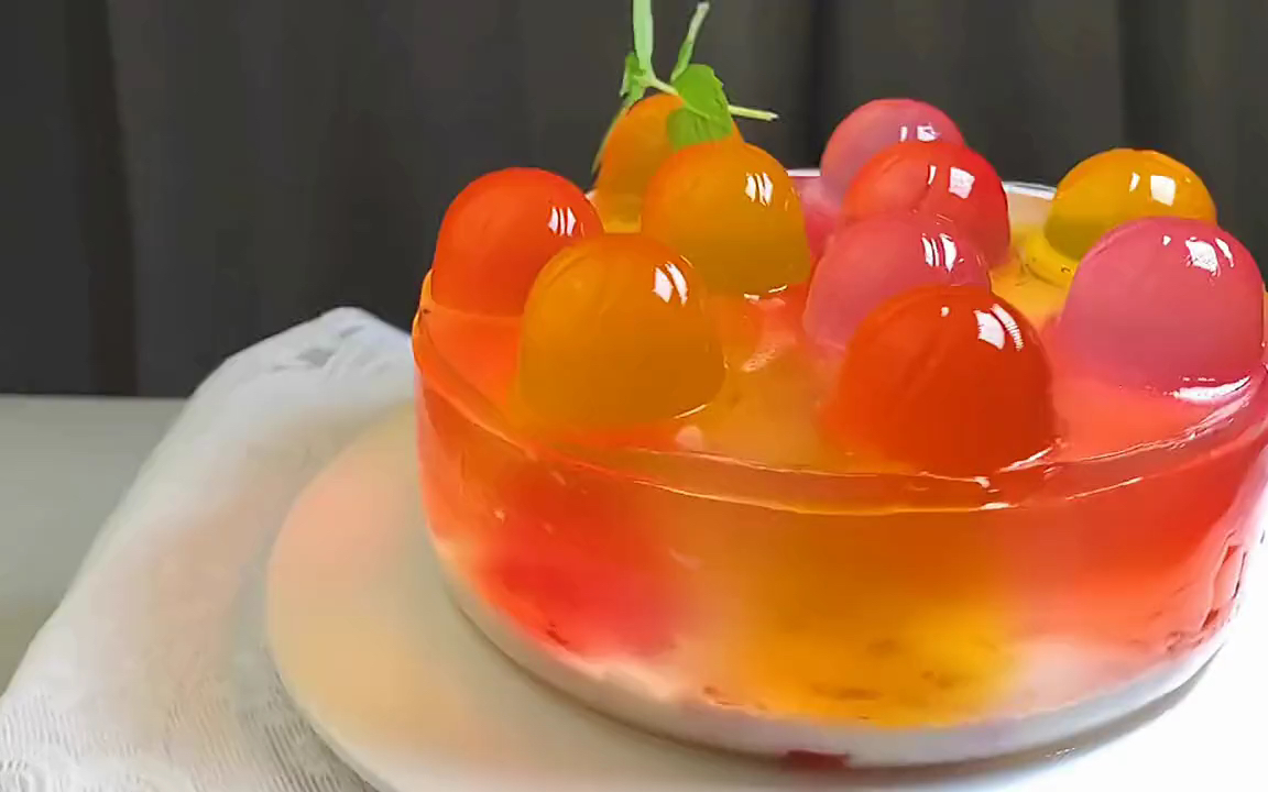 甜滑香浓牛奶草莓冻糕