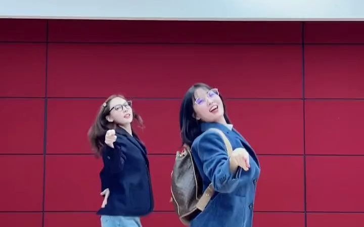 [图]TWICE NAYEON, MOMO - What is Love?🤓💕(The Princess Diaries 2021 ver.) Tik Tok