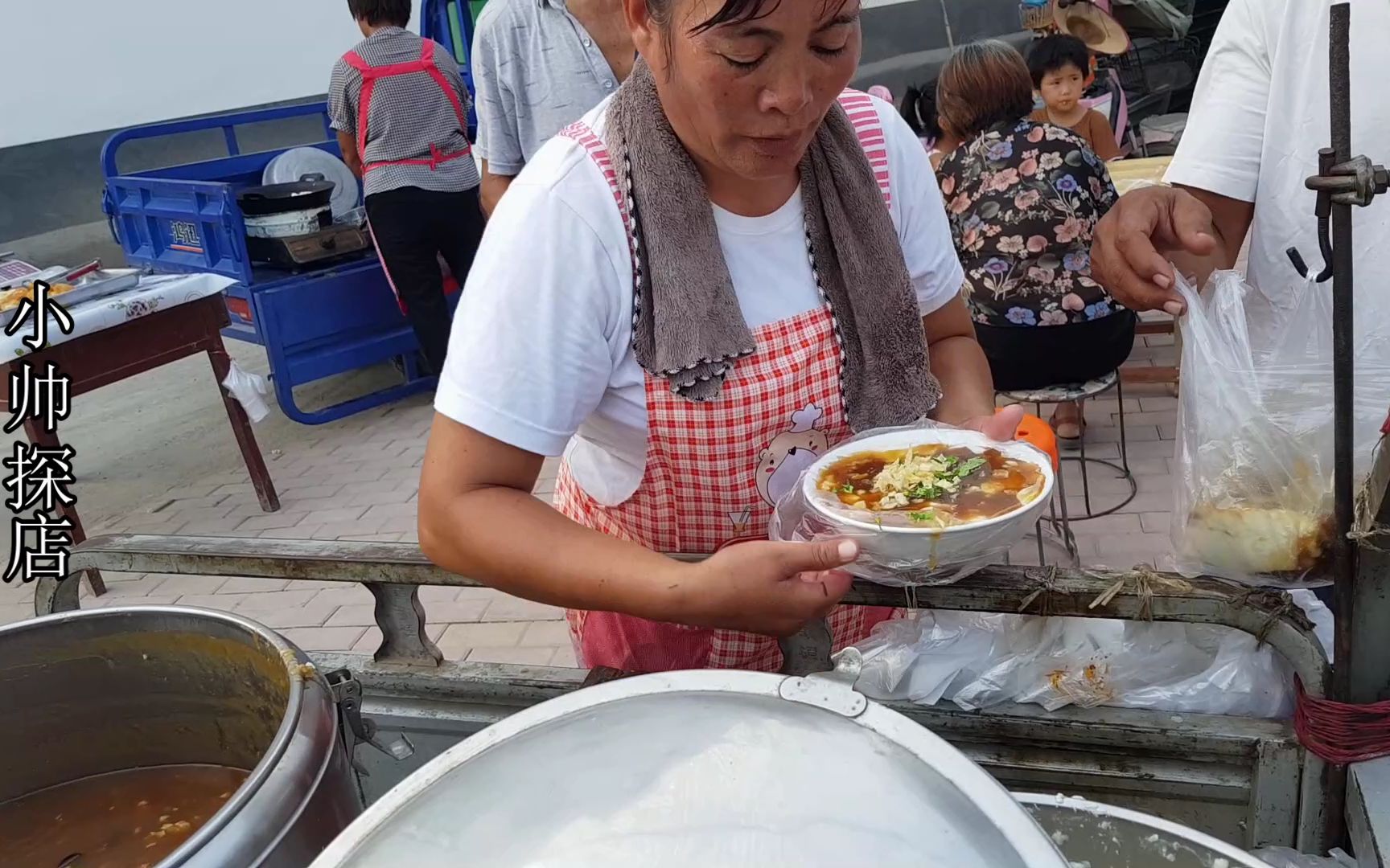 农村街边大集,鸡汁豆腐脑,2元一碗,2个小时不到一大桶就卖完了哔哩哔哩bilibili