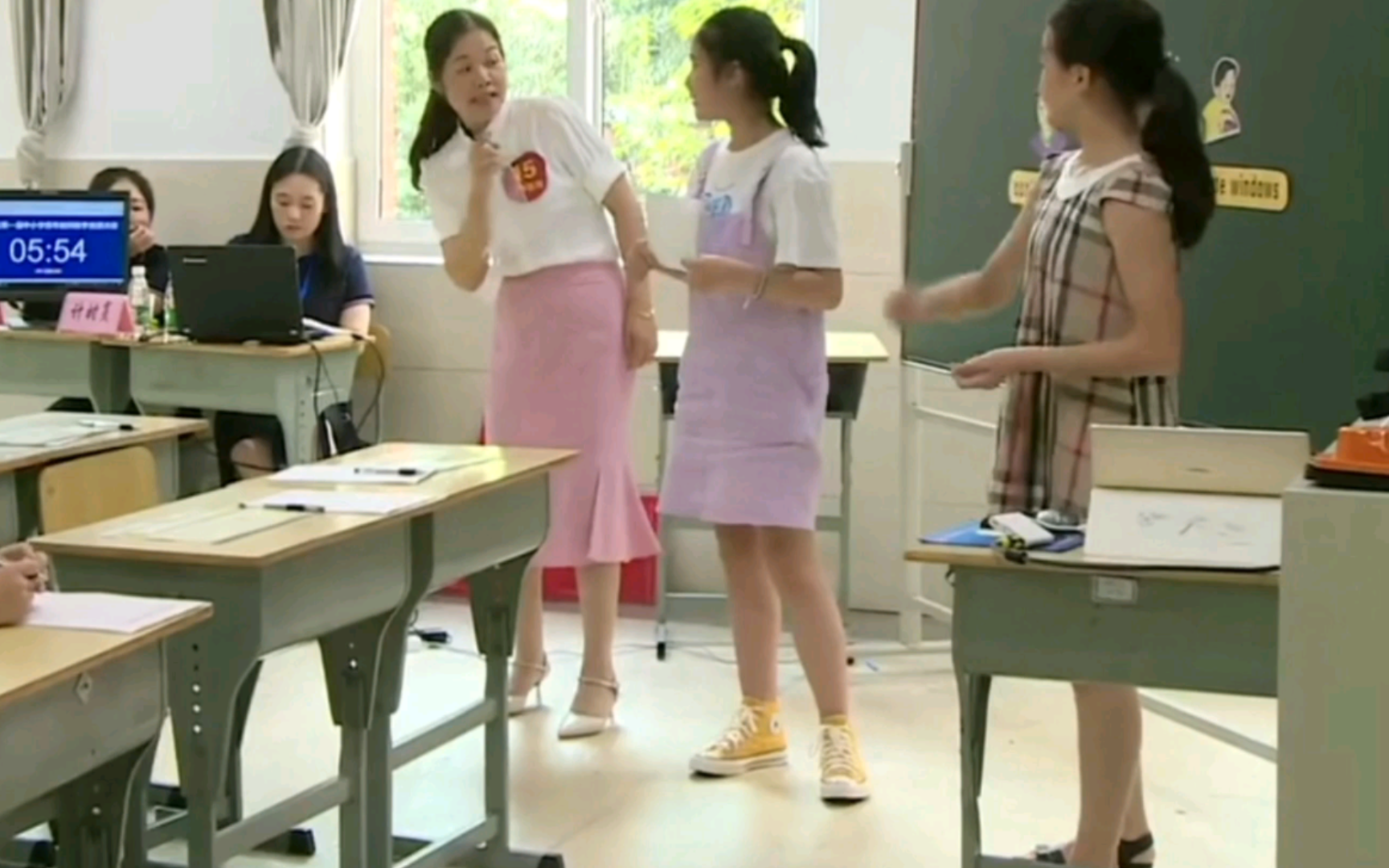 湖南省第一届中小学青年教师教学竞赛决赛《Mingling helps her parents.》执教老师:蒋雄英哔哩哔哩bilibili