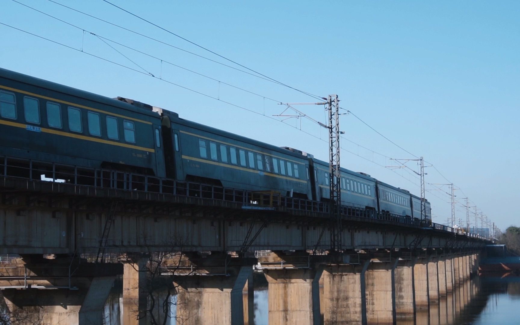 沪昆铁路客车z288次进鹰潭站