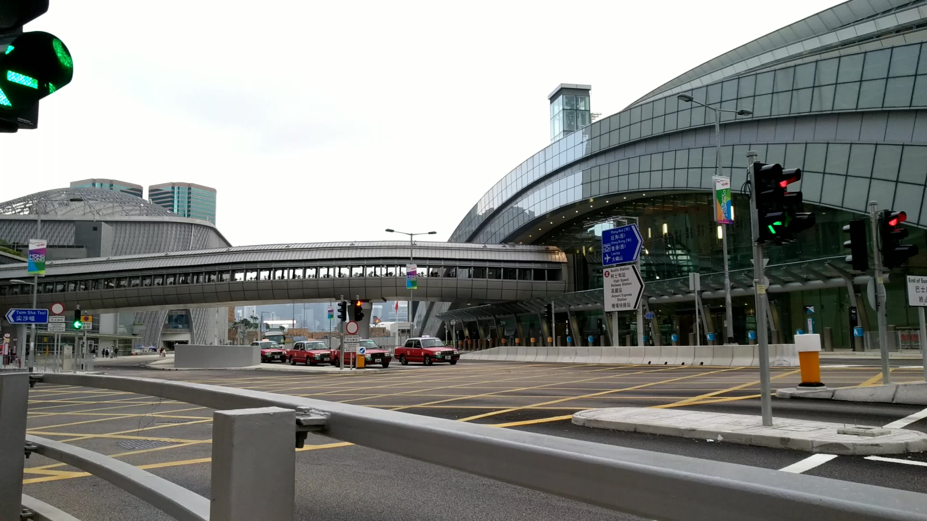 走在香港西九龍高鐵站樓頂天空走廊觀景臺