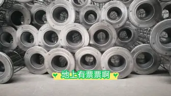 如果事情不能用微笑面对，那就用沉默去对抗吧，凡事看淡点，拳头般大小的心，承受不了那么多！