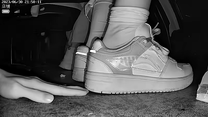 黑白无意识解压踩踏