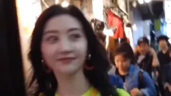 景甜身材优越感十足 宽松穿搭尽显丰满魅力