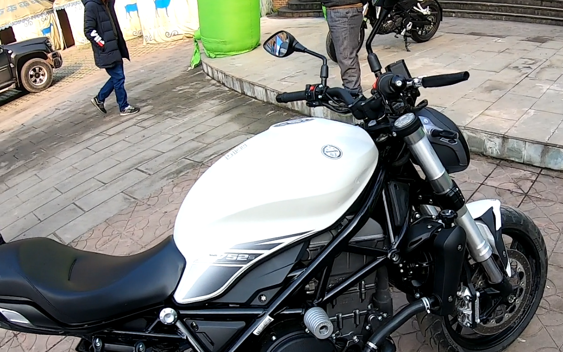 钱江贝纳利752s摩托车