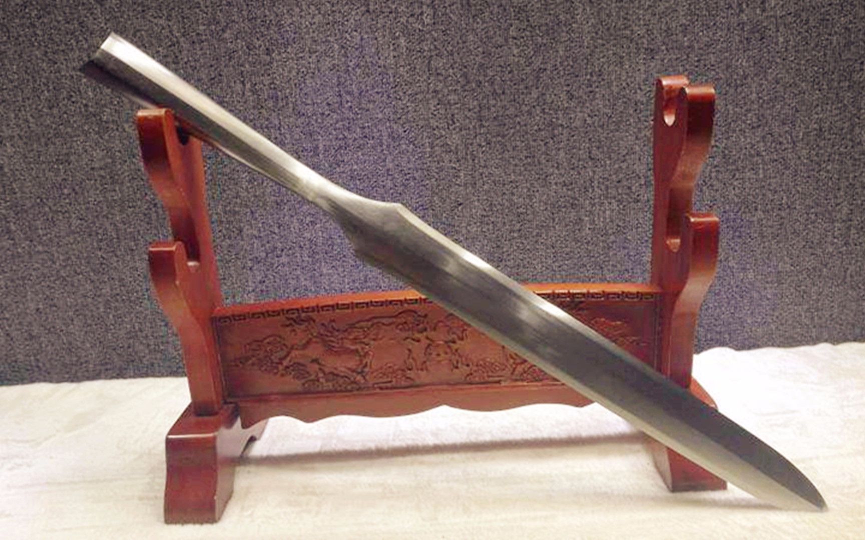 陕西古墓出土唐朝巨型长矛五人都抬不动专家唯有此人能用它