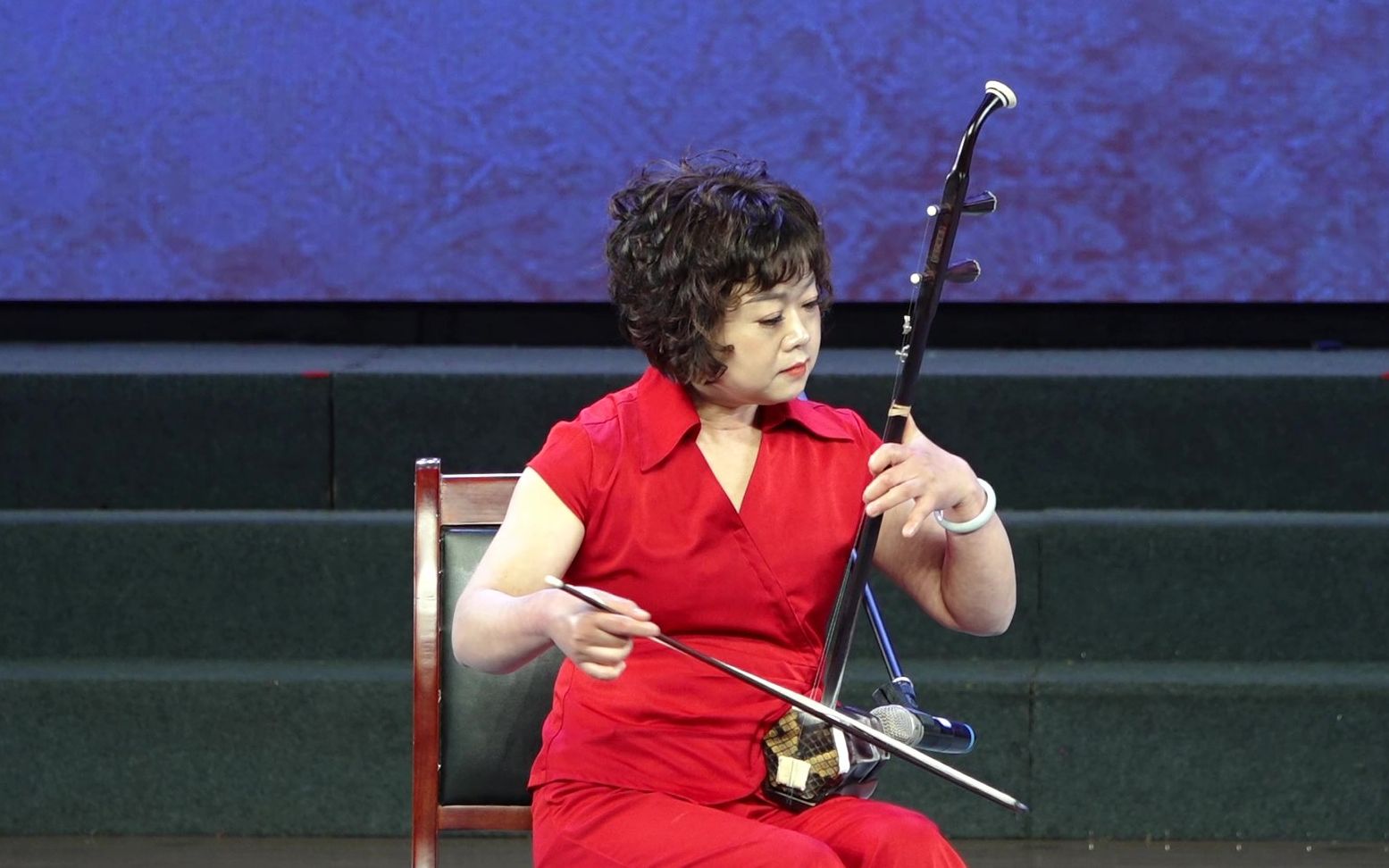 大别山美女二胡独奏《新赛马》_哔哩哔哩_bilibili