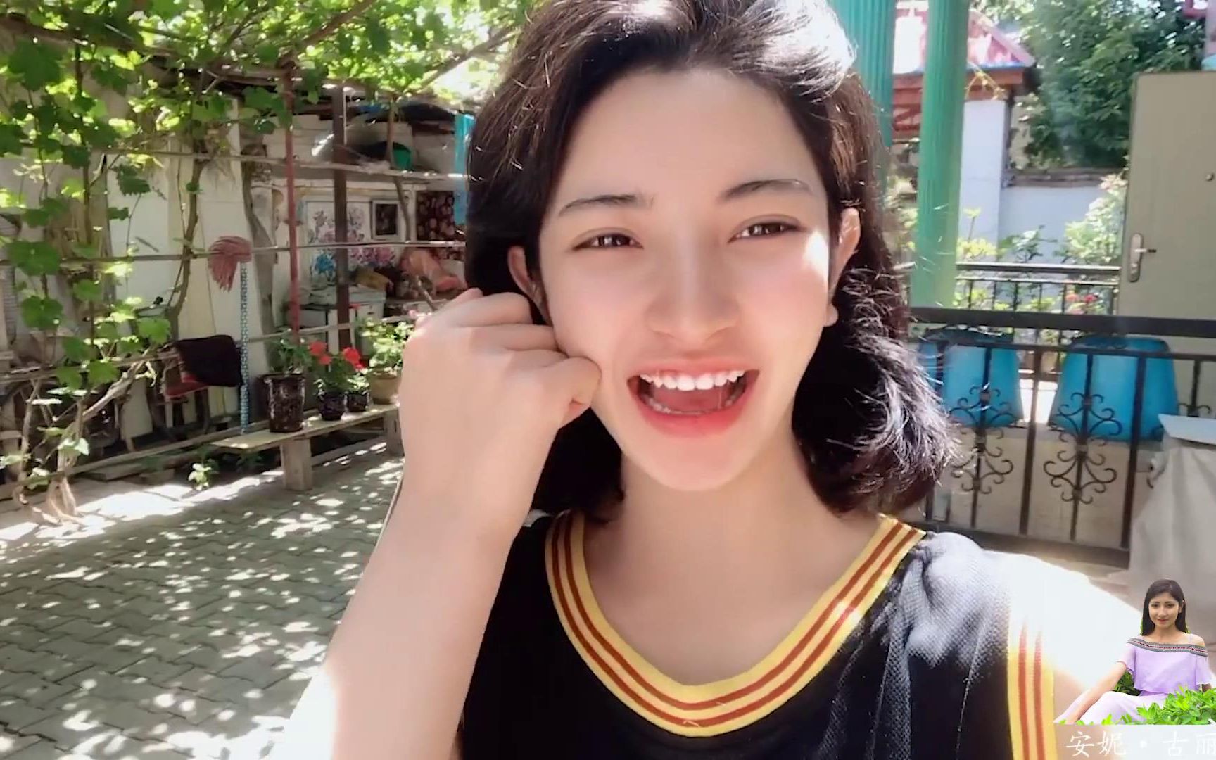 新疆姑娘多爱美?维吾尔古丽素颜买菜,碰到男发小立刻脸红跑回家