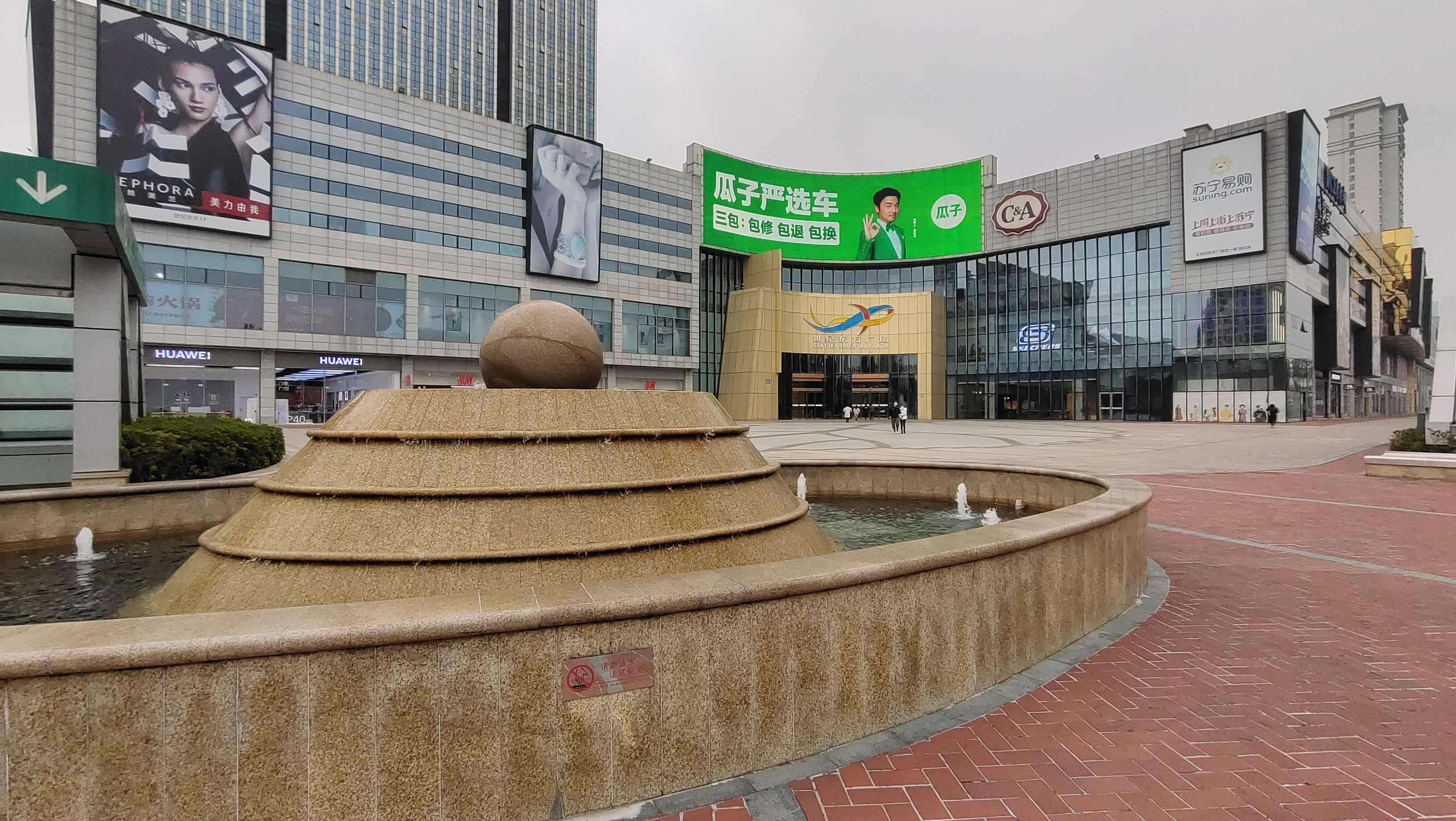 宁波地铁福明路站,世纪东方广场综合体,中午高峰时间门庭冷落