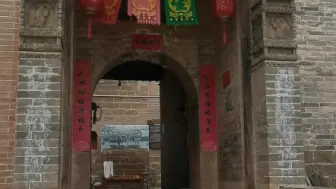 Video herunterladen: 100多年前的财主大院，当时丫鬟长工十几人，何等的风光无限！