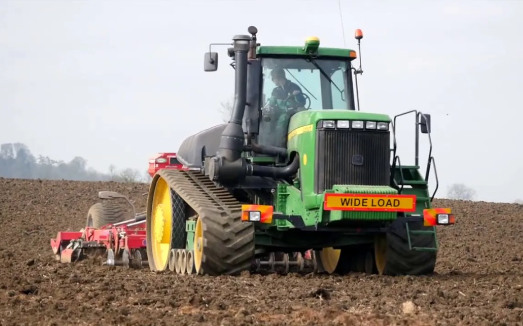 約翰迪爾(john deere)9400t履帶式拖拉機牽引sumo trio 4聯合整地機在