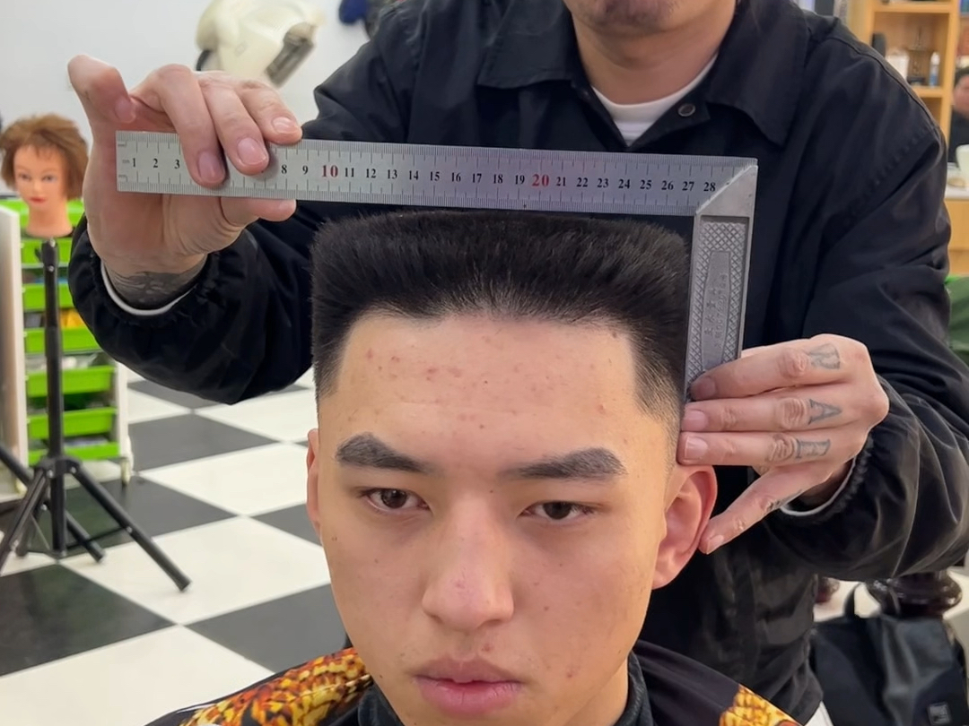 男人过了18岁发型就不要再剪的像个孩子了