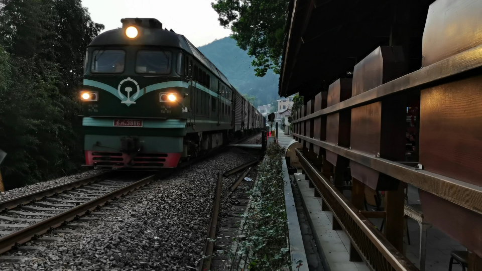 金千线  48384次新安江站四道发车