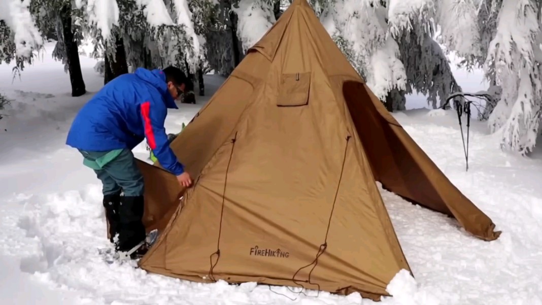 单人热帐篷在雪地露营