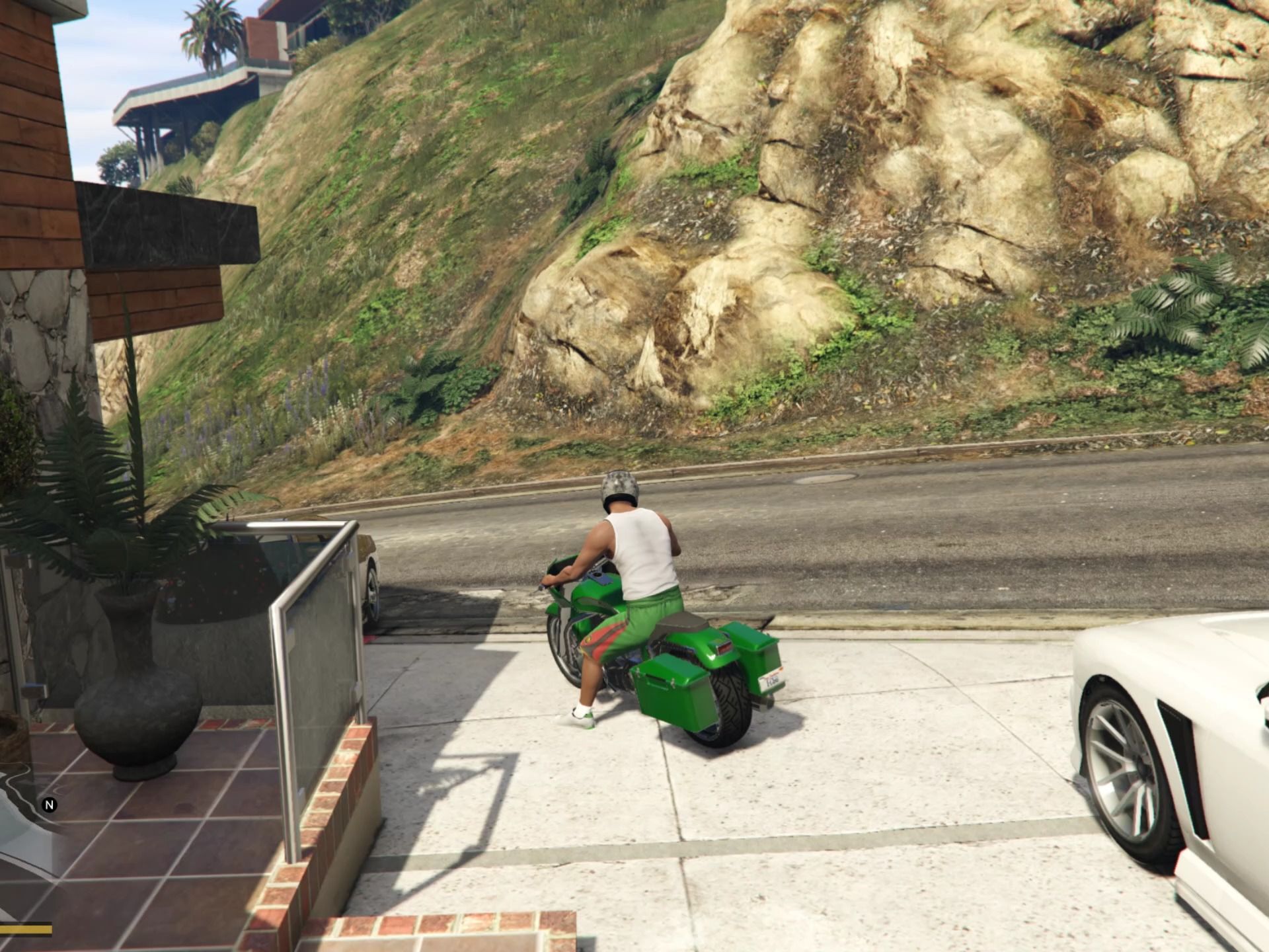 gta5 小富把心愛的摩托釣到花園銀行頂樓一躍而下,居然沒死,不過第二