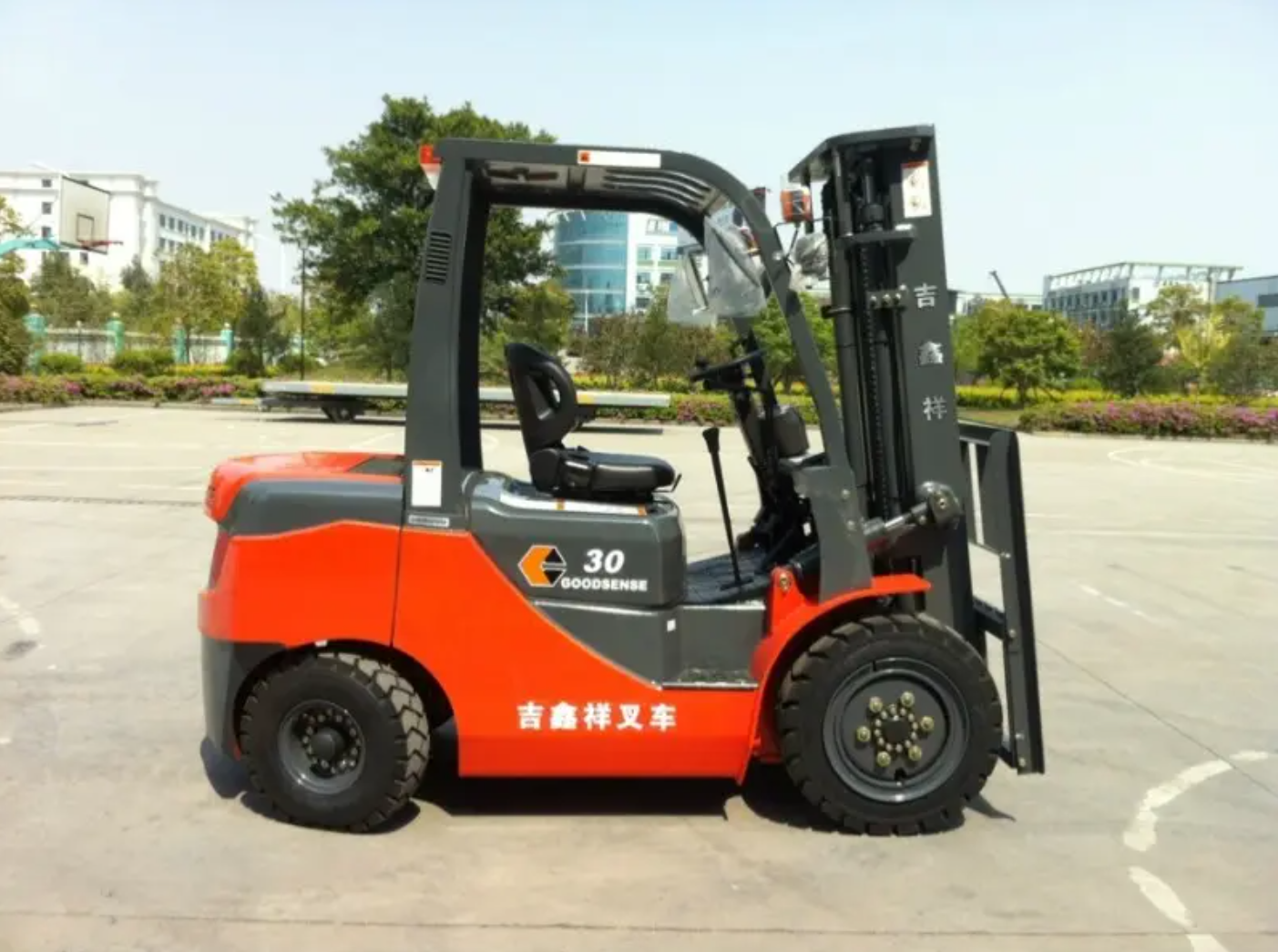 二手叉车吉鑫祥3.8吨,手动挡,四轮实心胎,3节4.5米,有牌照.