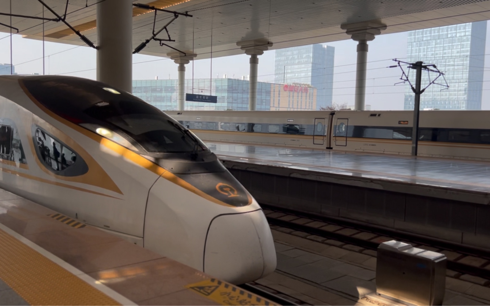 当你用iphone电影模式拍摄高铁进站