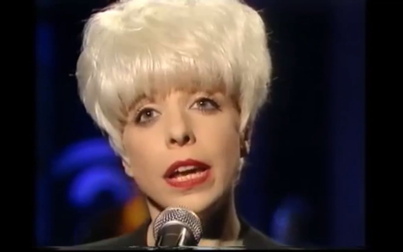 [图]Julee Cruise - Rockin' Back Inside My Heart（Live on BBC2）