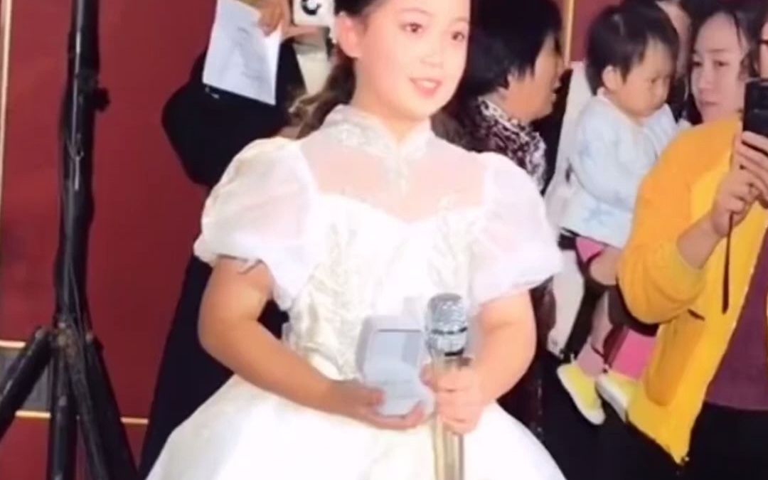 [图]表哥婚礼现场，小表妹童声演唱送祝福，听完直呼太惊艳