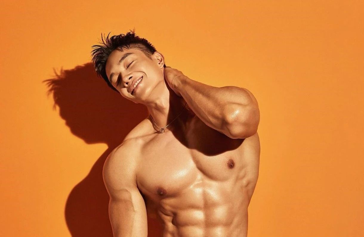 胸肌越来越大的高鼻梁肌肉小哥,腹肌翘p身材这才是真男菩萨吧!