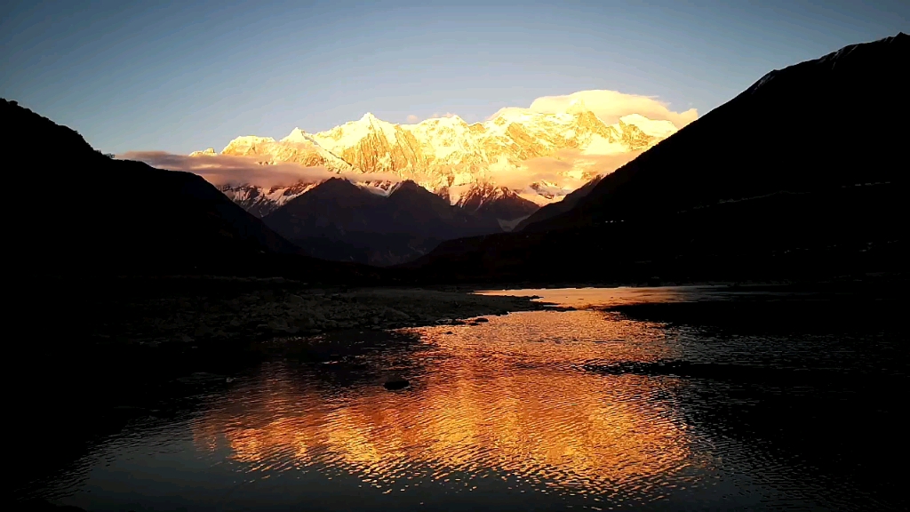 有着帽子云和水中倒影的南迦巴瓦日照金山.