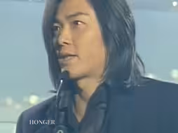 黎明给郑伊健颁奖
