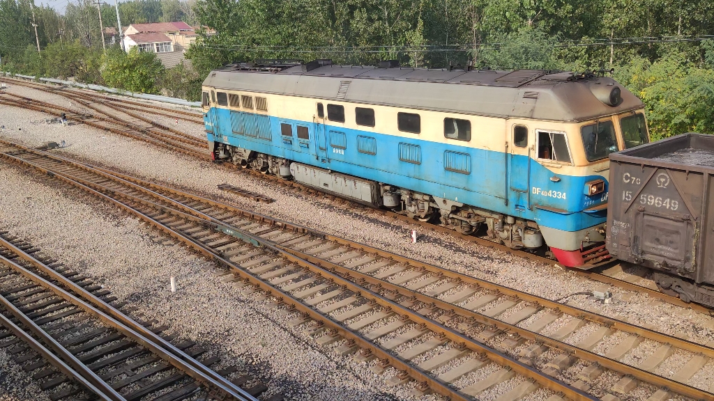 【徐沛线】df4d-4334牵引9节c70系列敞车通过大师线道囗