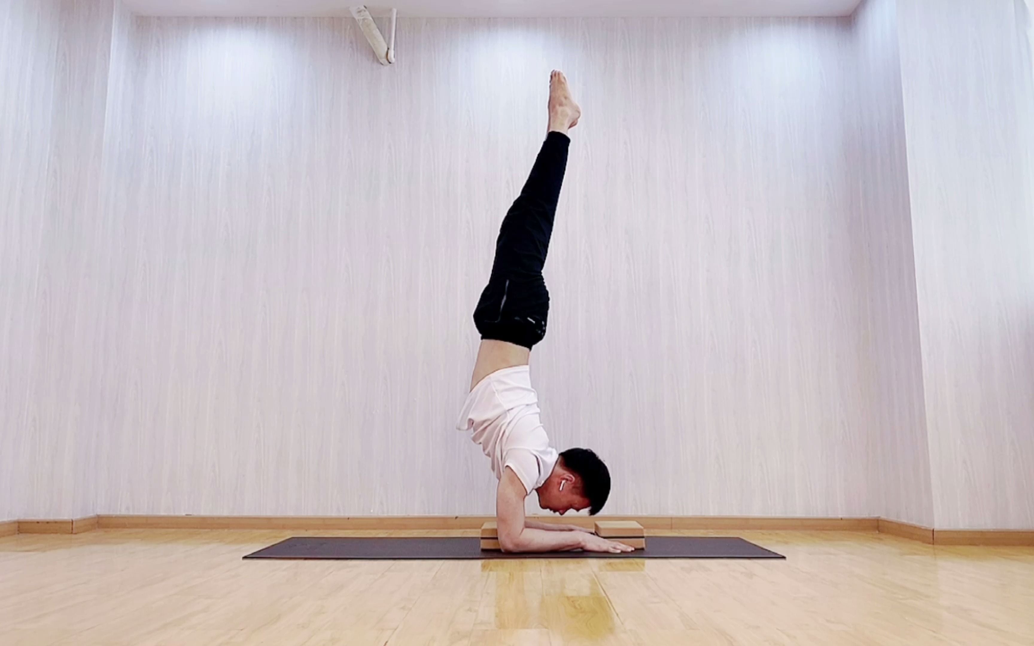 初学瑜伽孔雀起舞式,可利用两块瑜伽转帮助平衡_哔哩哔哩 (゜-゜)つロ