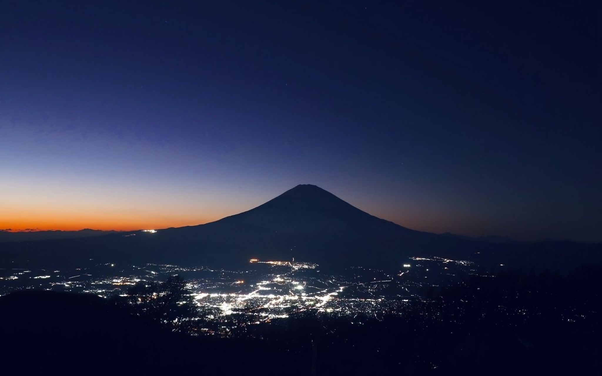 在金时山看御殿场城市灯光夜景和富士山
