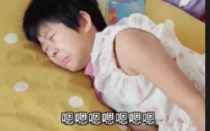 Video herunterladen: 《出生一家》妹妹把姐姐的小雨伞全拆开了