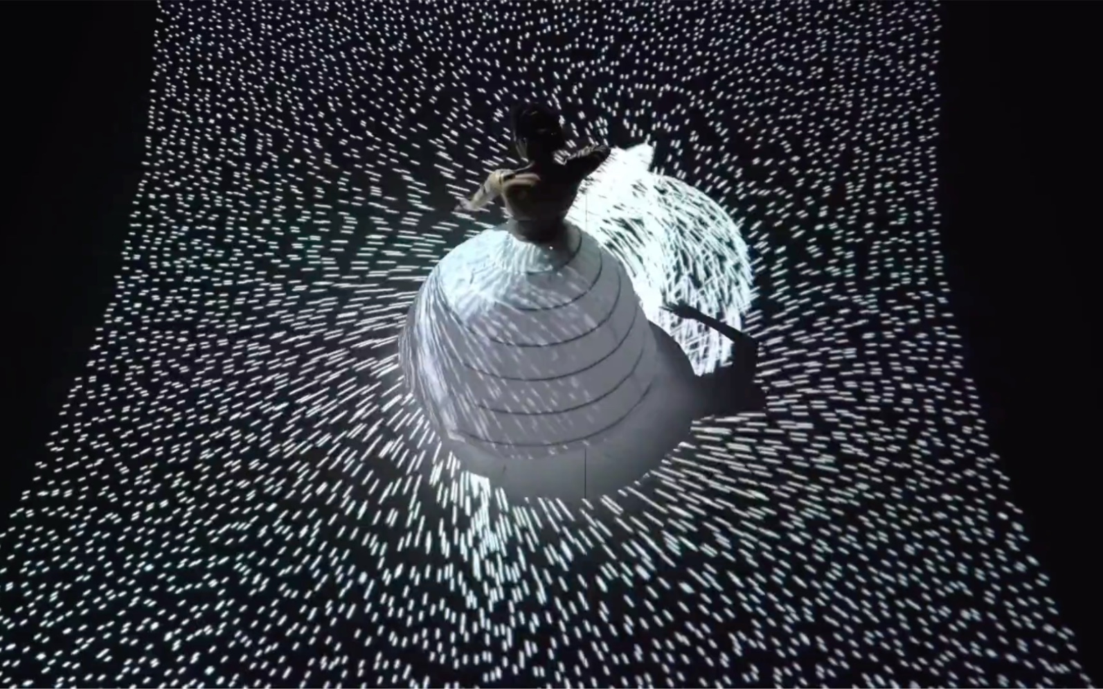 艺术团队adrien m & claireb设计的光影互动装置,实现了虚拟光影和