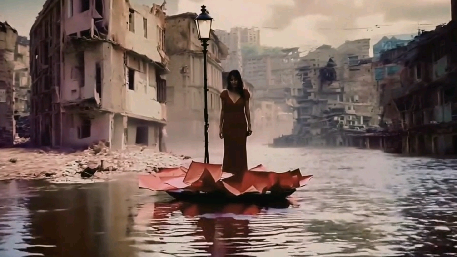 婚姻最后不过是一潭死水