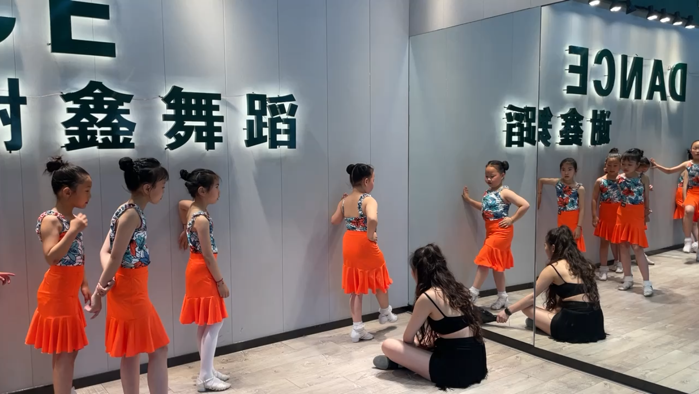 拉丁舞小女神牛仔舞的踢腿很重要呀加油蹦哒吧