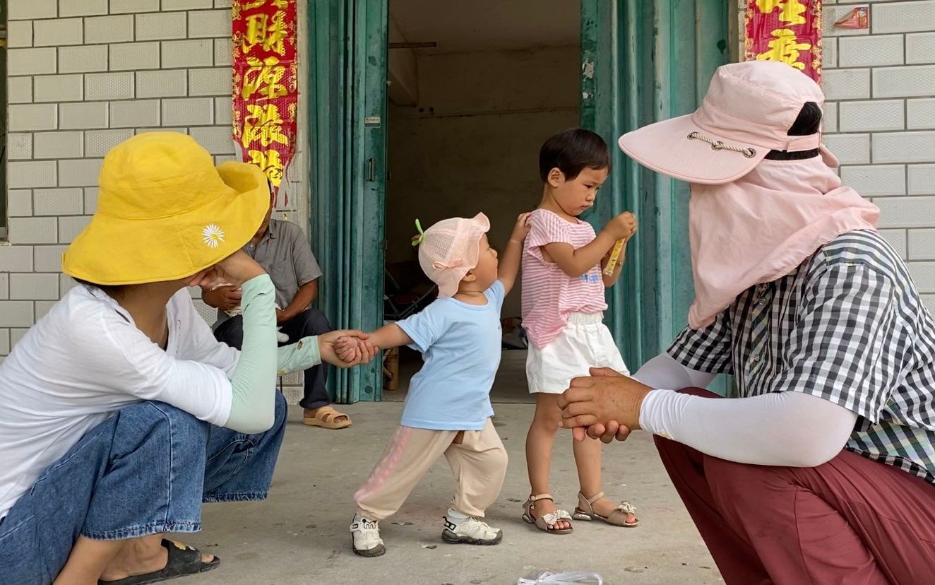 表姐带宝宝来玩,和二宝比谁的光头更亮?优优给弟弟拿吃的不含糊哔哩哔哩bilibili