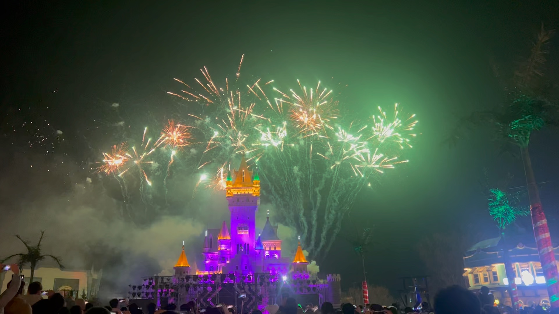 迟来的青岛方特跨年烟花