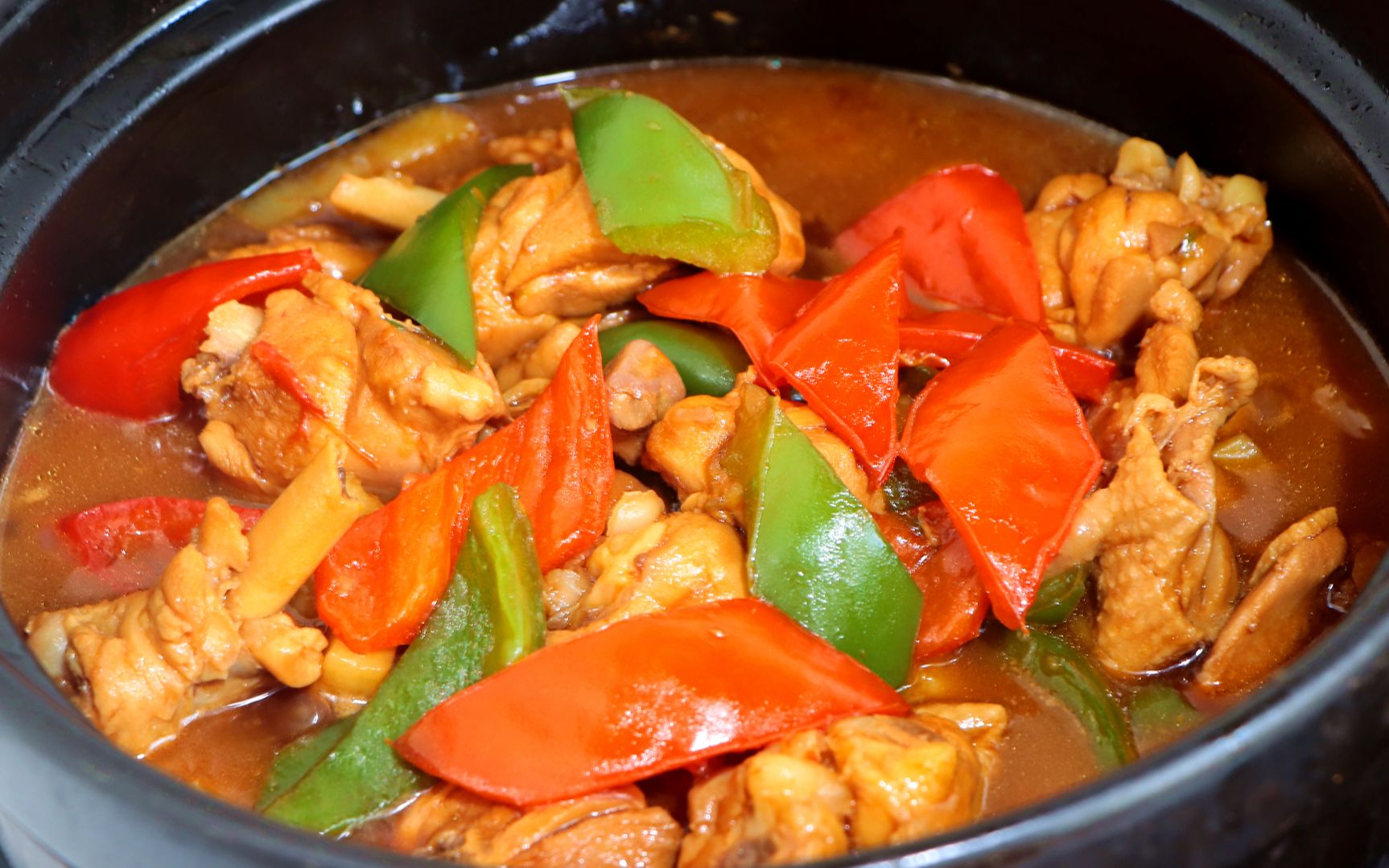 黄焖鸡最懒人的做法,鲜香肉嫩,汤汁味美,配着米饭吃太香了