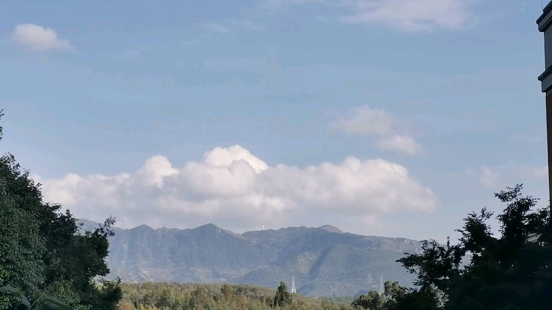 [图]山上住着一片云，像极了雪山，疫情期间一起在学校看风景吧！大自然永远是最美丽的画卷～