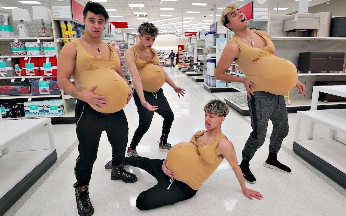 国外熊孩子假装怀孕恶搞路人还向宝妈请教照顾宝宝小窍门