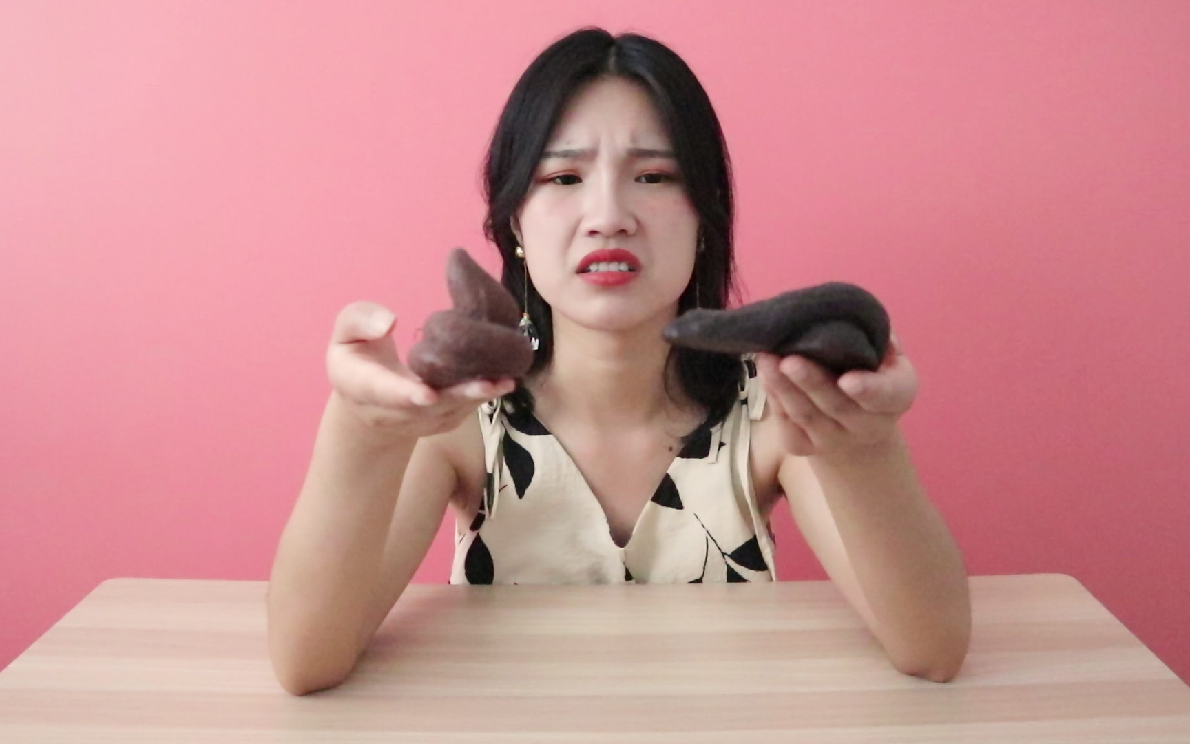 妹子试吃超奇葩的大便巧克力外形超逼真真的可以吃吗